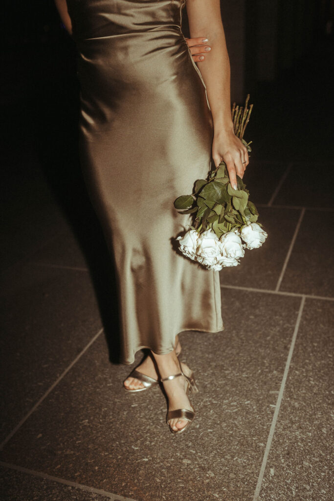 Braut in Karlsruhe mit Blumenstrauß